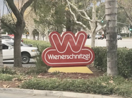 Wienerschnitzel outside