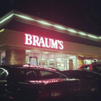 Braum's Ice Cream Dairy Store outside