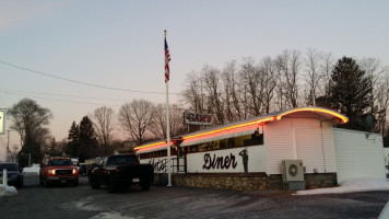 Chet's Diner outside