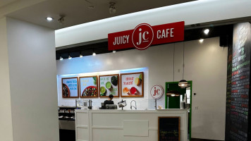 Juicy Café inside