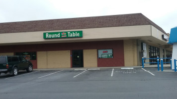 Round Table Pizza outside