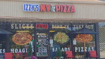 Izzy’s Ny Pizza inside