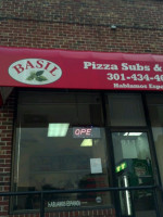 Basil's Pizza food