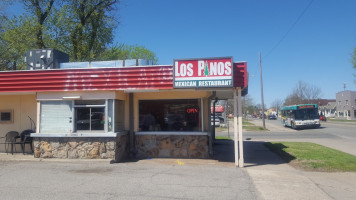 Los Pinos outside