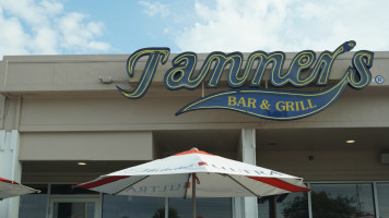 Tanner's Grill outside