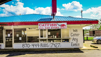 Carolyn’s Razorback Ribs outside