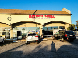 Rizzo's Pizzeria outside