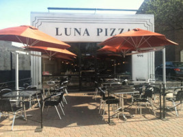 Luna Pizza outside