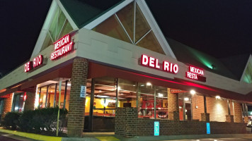 Del Rio outside