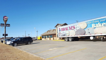 Braum's Ice Cream Dairy Store outside