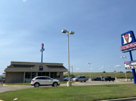 Braum's Ice Cream Dairy Store outside