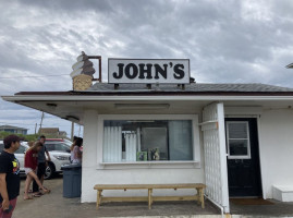 John's Drive In outside