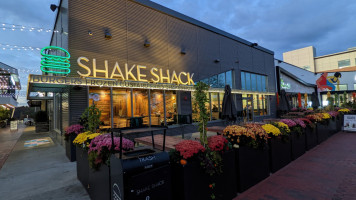 Shake Shack Chestnut Hill outside