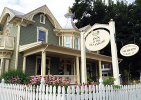 The Victorian Inn outside