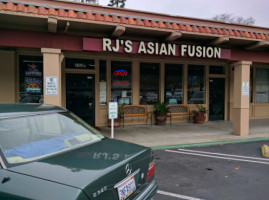 Rj’s Asian Fusion outside