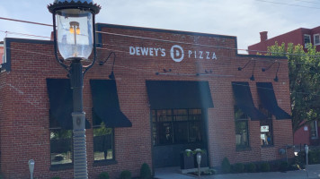 Dewey's Pizza inside