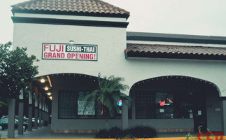 Fuji Sushi outside