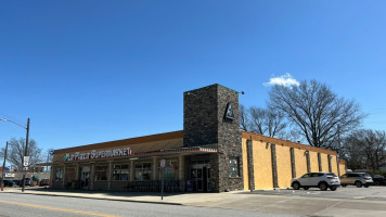 La Plaza Supermarket outside