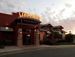 Longhorn Steakhouse In W outside