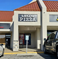 Leo's Pizza outside