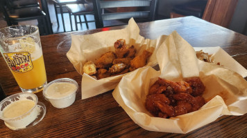 Daq's Wings Grill food