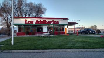 Los Adalbertos outside