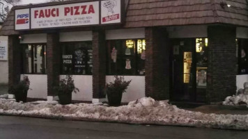 Fauci's Pizza outside