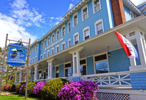 The Rangeley Inn Tavern outside