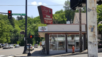 Tony's Fish Market outside