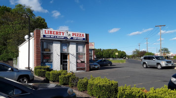 Liberty Pizza outside