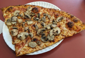 Pini's Pizzeria food