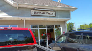 Ultimate Pizza outside