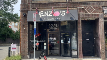 Enzo's Pizzeria outside