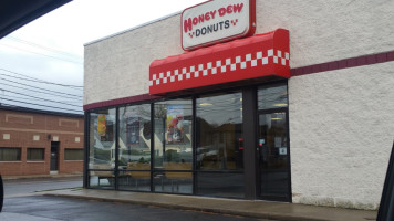 Honey Dew Donuts outside