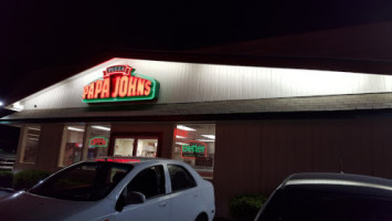 Papa Johns Pizza In Des Mo outside