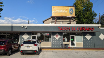 Tacos El Cuñado outside