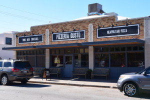 Pizzeria Gusto outside