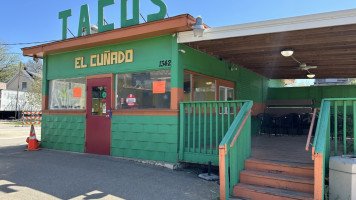 Tacos El Cuñado outside