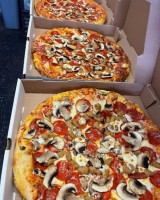 Road Runner Pizza food