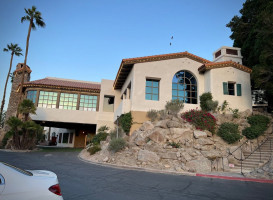 La Quinta Cliffhouse outside