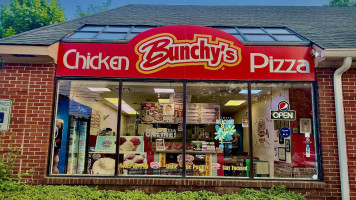 Bunchy's Chicken Pizza food