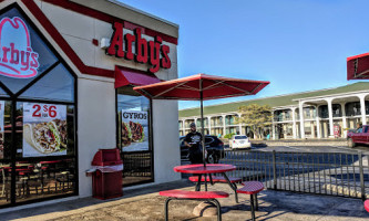 Arby's In Russell Spr outside