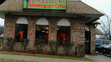 El (los) Mariachi Mexican outside