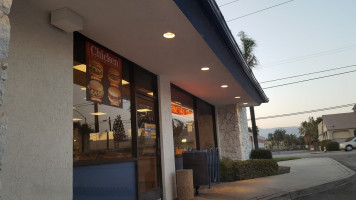 Baker's Drive-thru outside