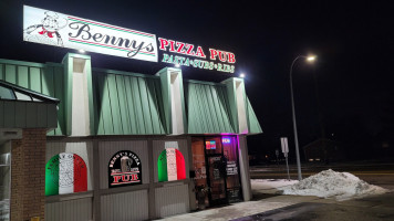 Benny's Pizza inside