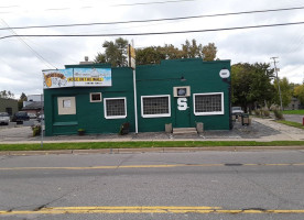 Lucky's Hole In The Wall Sports outside