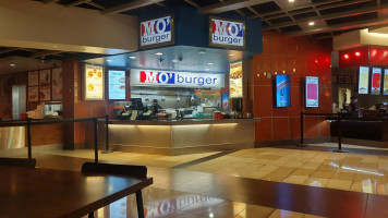 Mo' Burger inside