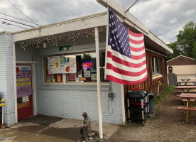 Messy's Burgers inside