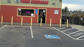 Tacos Michoacan outside