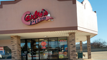 Carlo's Pizza outside